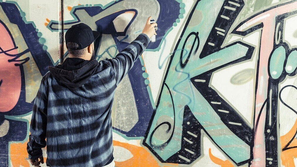 Кто должен закрашивать граффити на МКД и всегда ли они вне закона