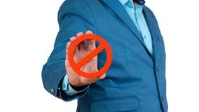 Депутат напомнил о штрафах за захват парковки и кормление птиц у МКД