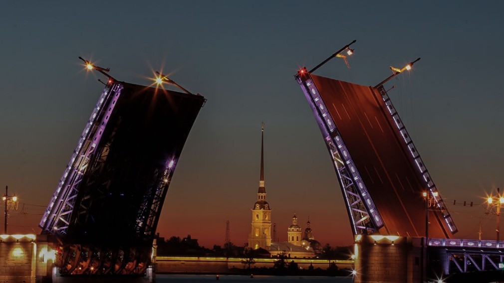 Жители Петербурга случайно превратили подъезд своего МКД в памятник