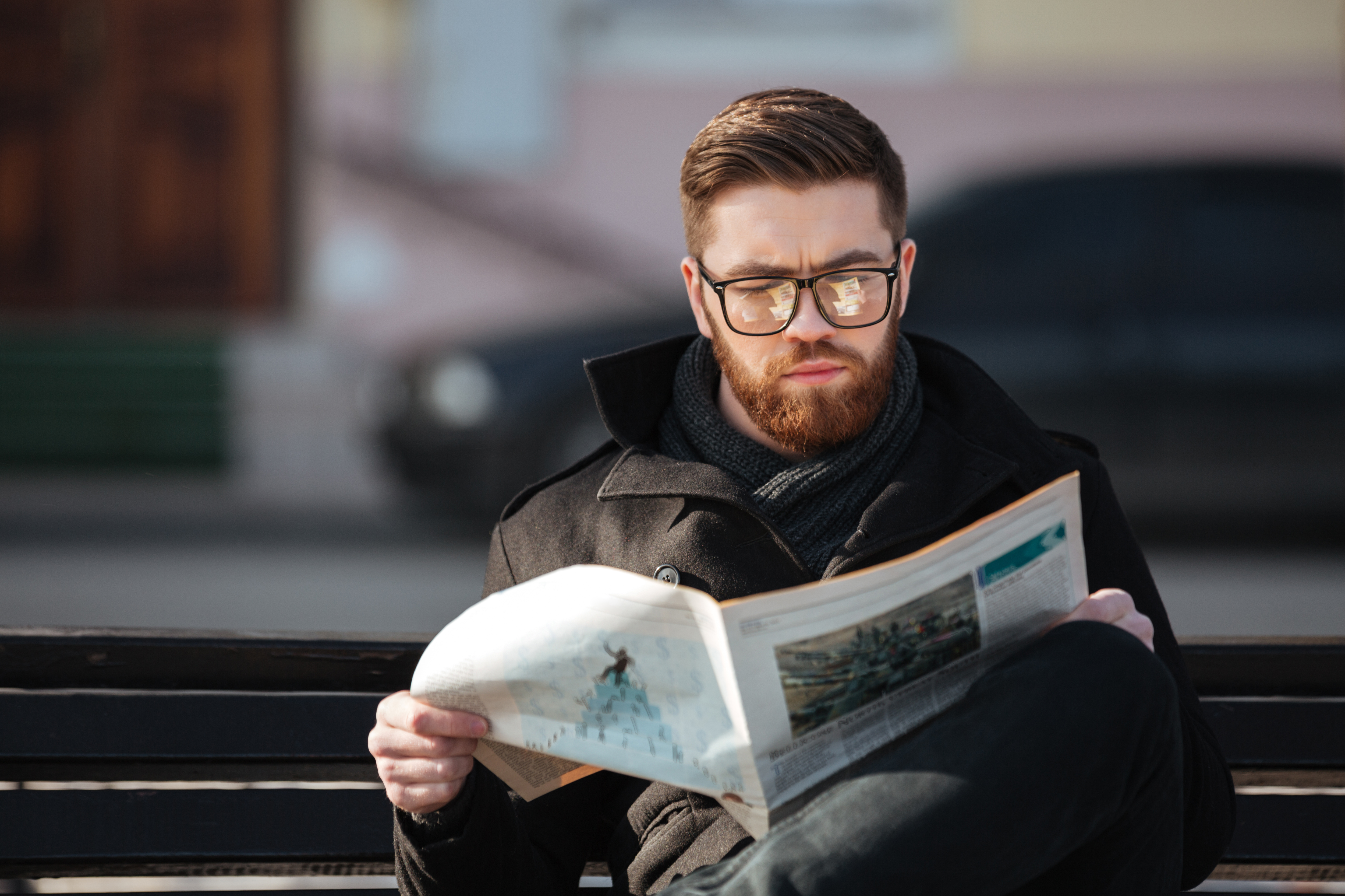 I like reading newspapers. Человек читает газету. Газета фото. Мужчина читает. Мужик читает газету.