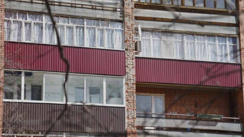 Власти Петербурга ввели штрафы за незаконно остеклённые балконы