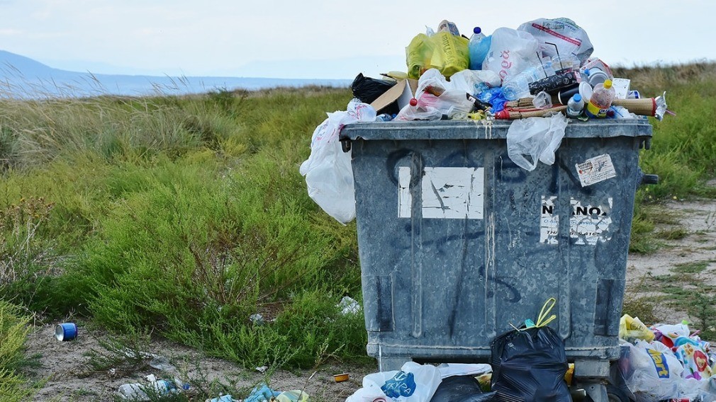 Убирать мусорные площадки при МКД должны управляющие организации