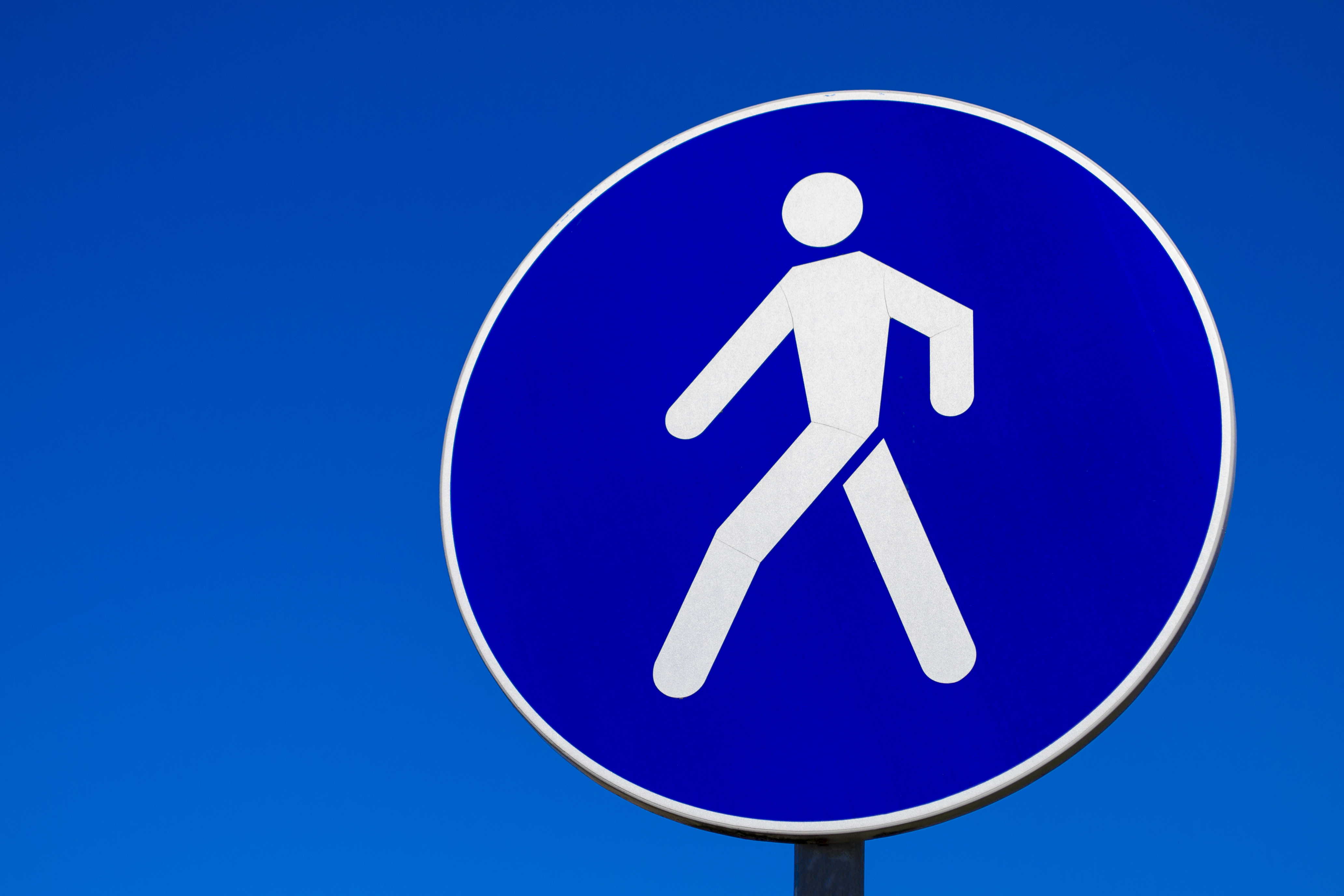 Круглый знак на дороге. Пешеходная дорожка дорожный знак. Знаки для пешеходов. Синий круглый знак с человеком. Пешеходная дорожка для детей.