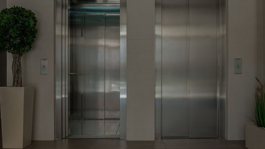 Минстрой РФ решает, как заменить 100 тысяч лифтов по всей стране