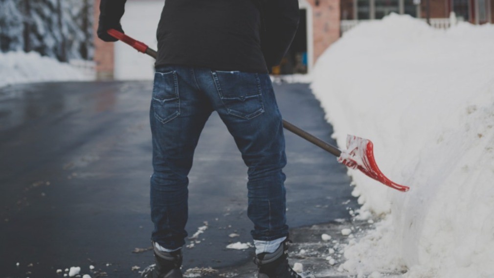 Жители МКД завалили офис УО снегом из-за плохой уборки дворов