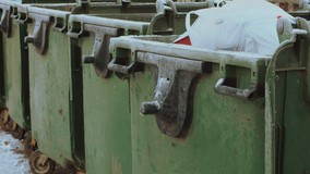 После Нового года в регионах РФ начались проблемы с вывозом мусора