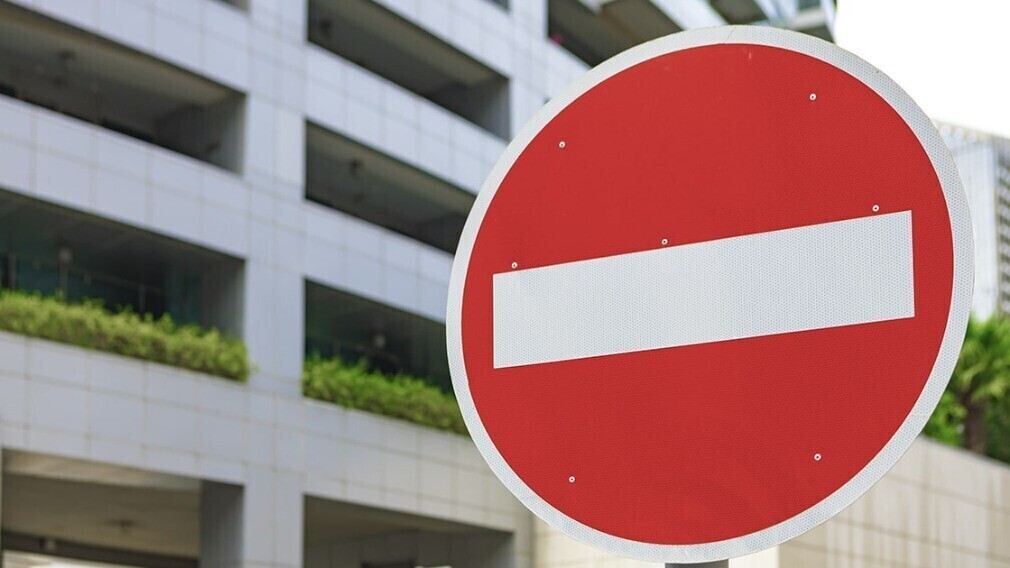 ГАИ вправе предписать жителям МКД установить во дворе дорожные знаки