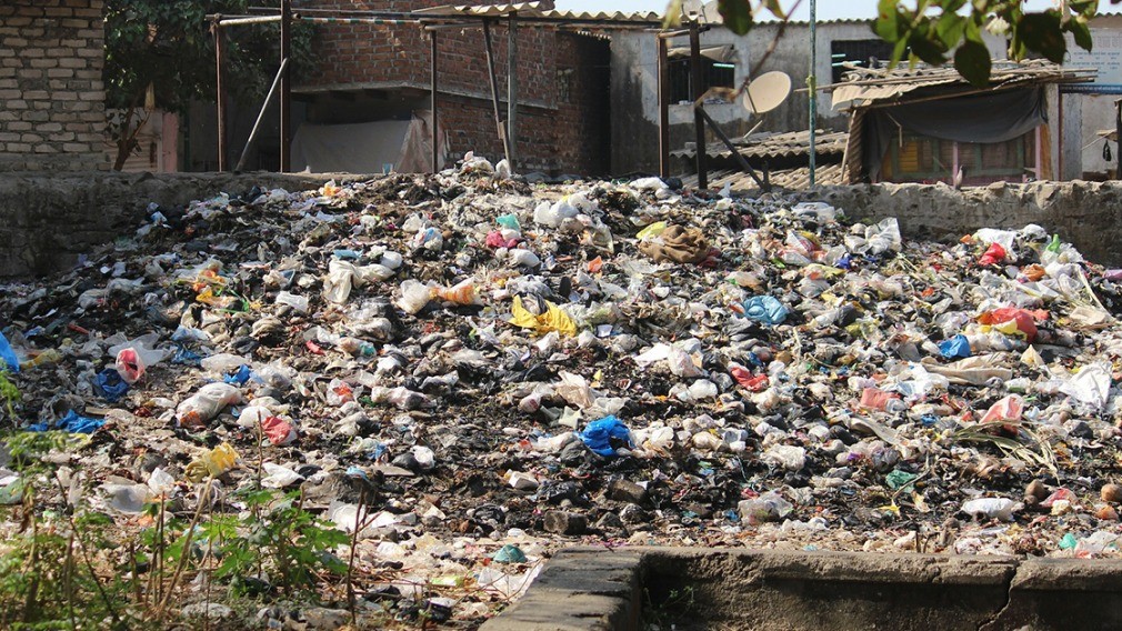 Из-за отказа УО вывозить отходы город Семилуки зарос мусором