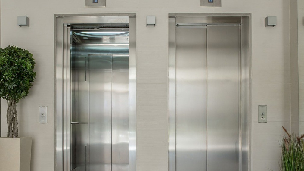 УО смогут предложить собственникам заменить лифт в МКД в кредит